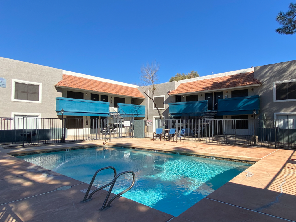 Rise Trailside apartment pool in Phoenix, Arizona