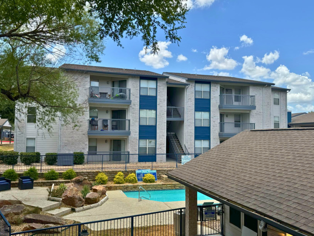 Dallas apartments, pool, apartment building