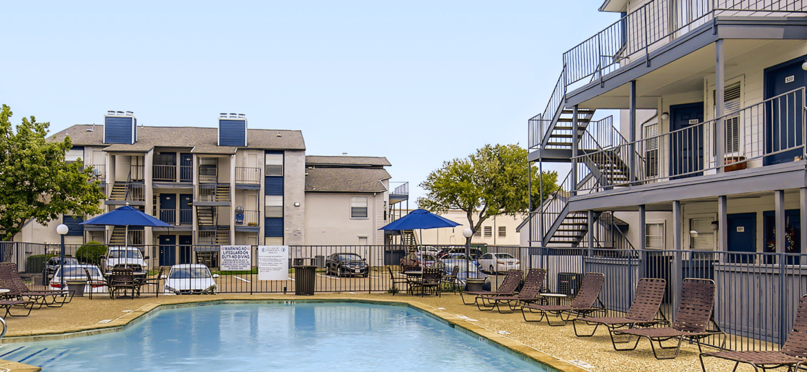 Dallas apartments, pool deck