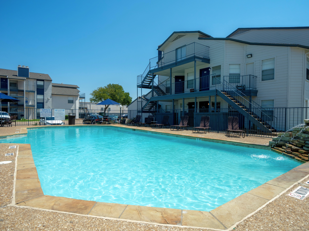 Dallas apartments, pool, apartment building